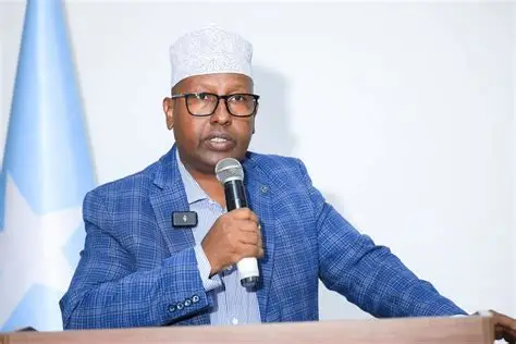 وزير الدفاع يشيد بالتوافق السياسي في غلمدغ