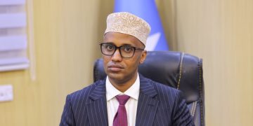 رئيس لجنة الدستور يدعو لتفعيل الدستور الجديد فوراً