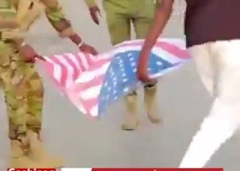 الصومال توقف جنودًا وتحقق في إساءة للعلم الأمريكي