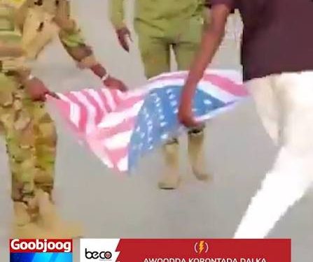 الصومال توقف جنودًا وتحقق في إساءة للعلم الأمريكي