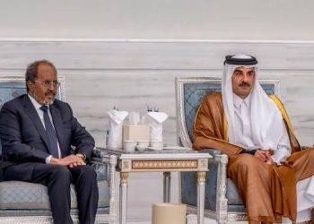الرئيس الصومالي يلتقي أمير قطر ويقدم التعازي