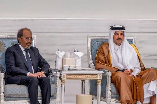 الرئيس الصومالي يلتقي أمير قطر ويقدم التعازي