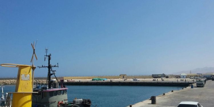 إغلاق ميناء بوصاصو يربك التجارة ويرفع أسعار السلع