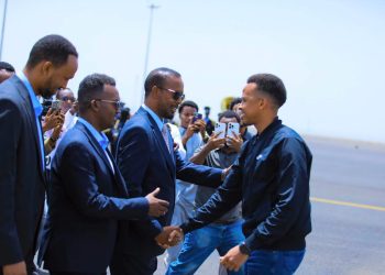استقبال جماهيري للحكم الدولي عمر عرتن في جيجيغا