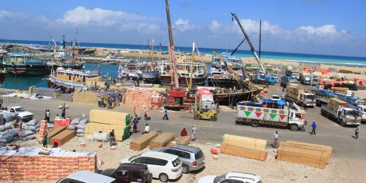 حوار الحكومة والتجار ينهي إغلاق ميناء بوصاصو