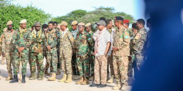 وزير الدفاع يعزز جاهزية الجيش لمواجهة التحديات الأمنية