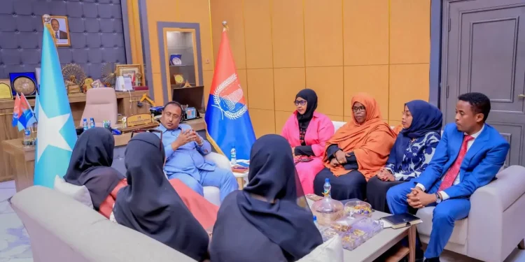 عمدة مقديشو يبحث تعزيز التعاون مع نظيرته الأمريكية