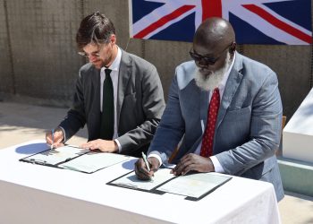 السفير البريطاني يبحث مستقبل أوصوم مع قيادة البعثة