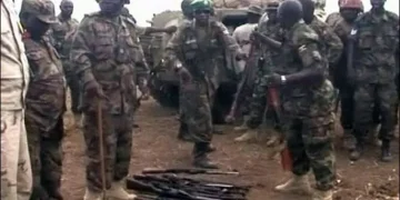 كينيا تستهدف معسكرًا للشباب وتعلن مقتل 11 مسلحًا بمانديرا