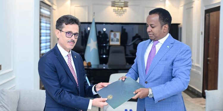 الجزائر تعيد سفارتها لمقديشو وتفتح آفاق تعاون جديدة