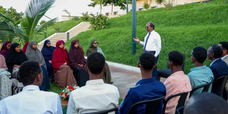 رئيس الجمهورية يستقبل أوائل طلاب الثانوية ويشجعهم