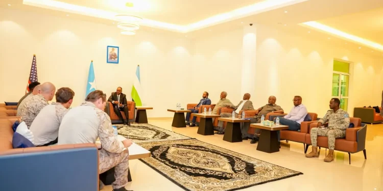 زعيم ولاية بونتلاند يبحث مع وفد أمريكي تعزيز التعاون الأمني