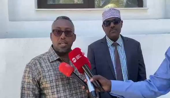 نائبـان صوماليان ينهيان خلافهما بالاعتذار والمصالحة