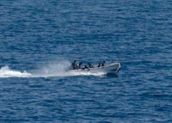 مقتل أربعة أشخاص مشتبه بقرصنة عقب اختطاف سفينة بالصومال