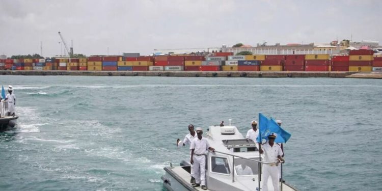 إنقاذ طاقم سفينة شحن بعد جنوحها شمال مقديشو