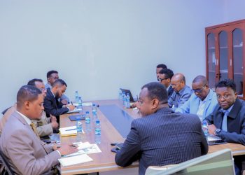 لجنة برلمانية تناقش مع وزير الإعلام عمل الوزارة وخططها