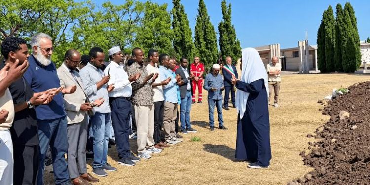 باري الإيطالية تدفن سبعة صوماليين توفوا في رحلة بحرية