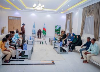 آدم مدوبي يمنح أوائل الصف الثامن تعليماً مجانياً