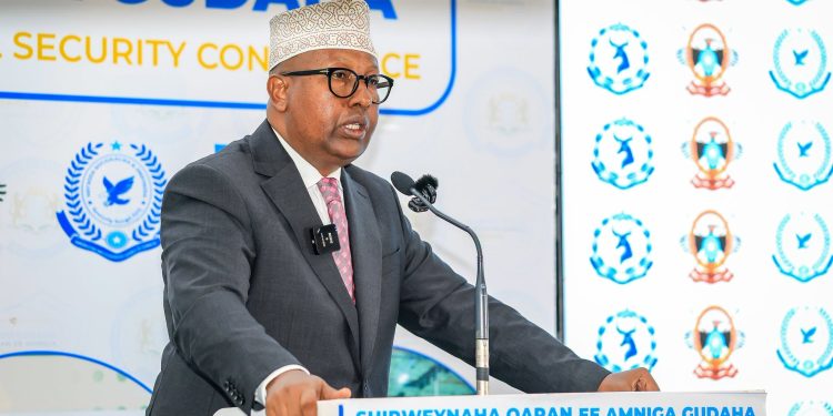 وزير الدفاع يتهم زعيم ولاية بونتلاند بتشجيع القراصنة