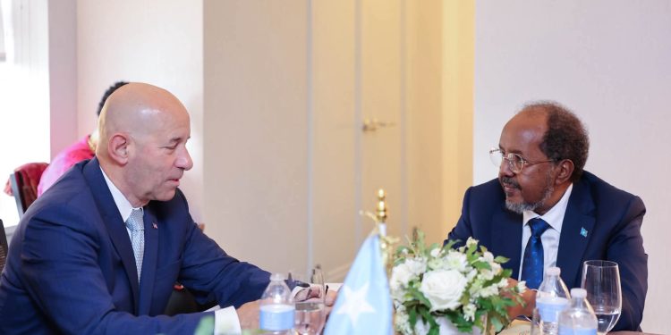 حسن شيخ يبحث مع مسؤول أمريكي تعزيز الشراكة الاستراتيجية