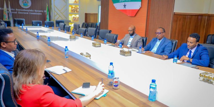 لجنة انتخابات أرض الصومال تطور نظام تسجيل الناخبين
