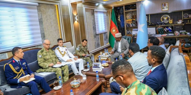 فقي يبحث مع وفد تركي تعزيز التعاون الدفاعي والتدريب العسكري